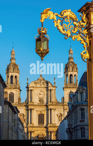 La France, grand est, Nancy, ornate street light avec la cathédrale en arrière-plan Banque D'Images