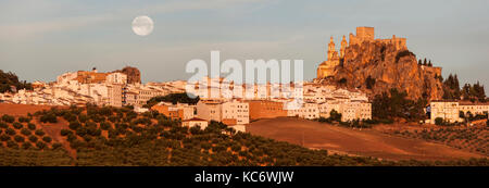 Espagne, Andalousie, olvera, vue panoramique du paysage urbain avec moonrise Banque D'Images