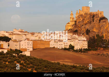 Espagne, Andalousie, olvera, paysage urbain avec moonrise Banque D'Images