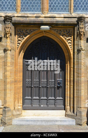 Porte latérale en bois ancien dans l'église de l'abbaye de St Mary the Virgin en sherborne, Dorset, Angleterre Banque D'Images