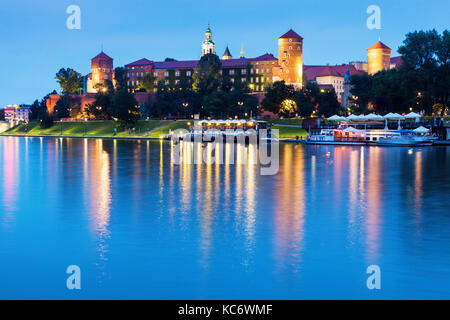 La Pologne, malopolskie, Cracovie, le château de Wawel à travers la rivière Vistule Banque D'Images