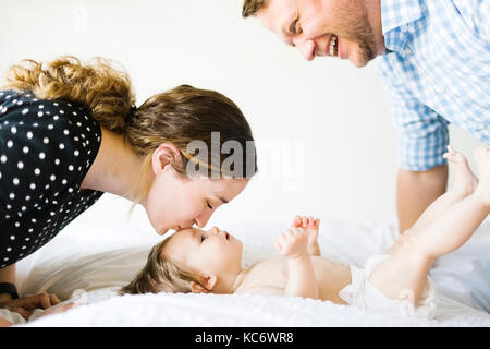 Bébé fille (6-11 mois) passer du temps avec les parents Banque D'Images