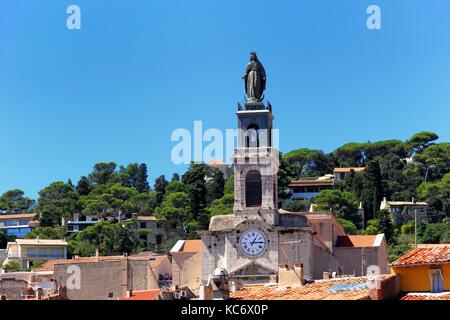 Statue trônant au sommet de la tour de l'horloge de l'église de saint-louis dans la ville de Sète, dans l'hérault de france Banque D'Images