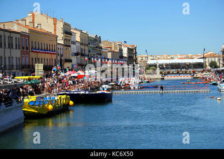 Les foules se rassemblent autour du canal Royal, prêt pour le Festival de Saint-Louis de Sète, Herault, Languedoc, France en 2017 Banque D'Images