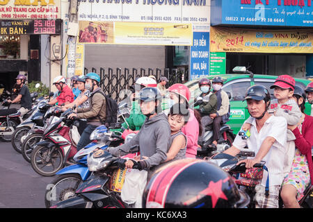 Saigon, Vietnam - Janvier 2017 : De nombreux pilotes de scooter et motos au feu de circulation sur la rue de Saigon. Banque D'Images