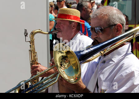 Saxaphone et trombone joueurs dans le groupe traditionnel français 'Los Marineros' marchant au Festival de Saint-Louis 2017 à Sète, Herault, Languedoc Banque D'Images