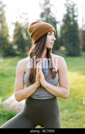 Woman practicing yoga in forest Banque D'Images