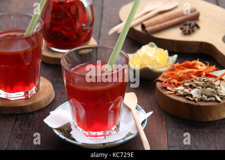 Wedang secang. mélange de fines herbes traditionnel javanais secang l'écorce et autres épices de yogyakarta. Banque D'Images