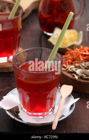 Wedang secang. mélange de fines herbes traditionnel javanais secang l'écorce et autres épices de yogyakarta. Banque D'Images