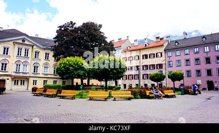 La place en face de la cathédrale St Jacob. dans la vieille ville d'Innsbruck, Autriche Banque D'Images