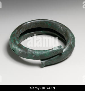 Bracelet Bronze, géométrique, 8e siècle avant J.-C., Italique, éventuellement Daunian, Bronze, Diam. : 3 7/8 in. (9,8 cm), bronzes, décoré Banque D'Images