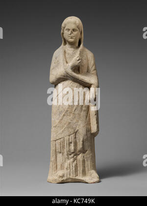 Statuette de calcaire d'une femelle votary hellénistique, romaine ou au début, chypriote, calcaire, Total : 23 1/4 × 8 × 3 3/4 in. (59.1 Banque D'Images