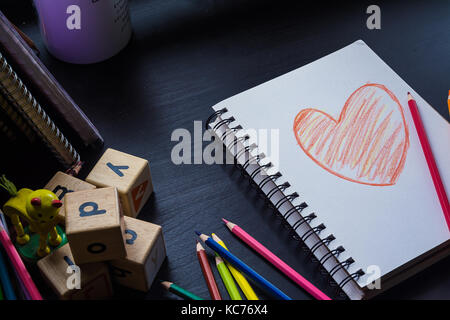 Ordinateur portable sur le bureau , d'un coeur sur le portable . Banque D'Images