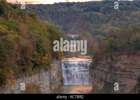 Inspiration point au début de l'automne au crépuscule est la vue de belles cascades et Train Trestle à Letchworth State Park, New York Banque D'Images