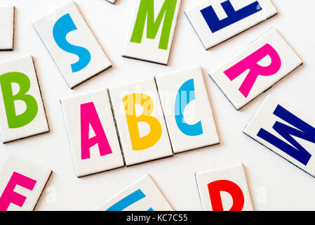 Mot de abc lettres colorées sur fond blanc Banque D'Images