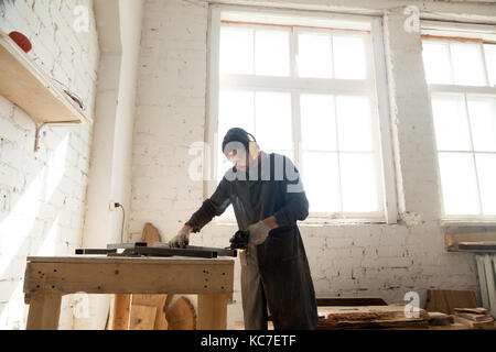 Carpenter travaille dans la fabrication de meubles sur mesure Banque D'Images