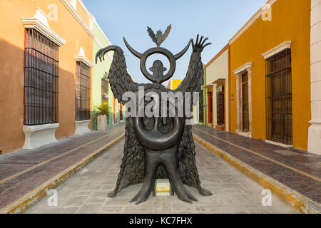 Le 19 avril, 204 Campeche, Mexique : leonora carrington statues exposées dans les rues du site du patrimoine mondial de l'Unesco ville coloniale Banque D'Images