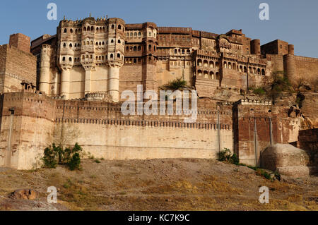 Mehrangarh majestueuse citadelle de sur la colline près de la ville de jodphur, Rajasthan, Inde. Banque D'Images