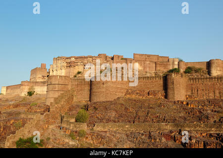 Mehrangarh majestueuse citadelle de sur la colline près de la ville de jodphur, Rajasthan, Inde. Banque D'Images