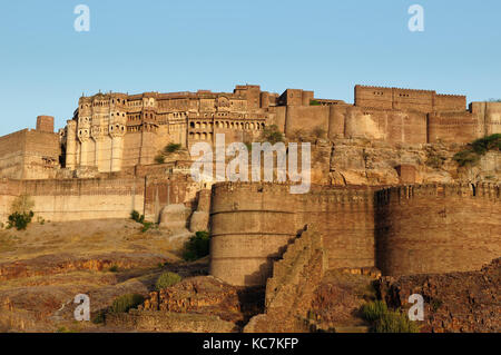 Mehrangarh majestueuse citadelle de sur la colline près de la ville de jodphur, Rajasthan, Inde. Banque D'Images