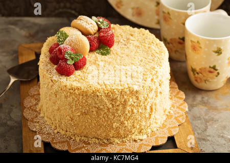 Gâteau de couches de Napoléon à la framboise et macarons Banque D'Images