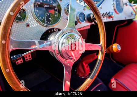 Volant, planche de bord, le levier de vitesses et d'Allard j2x Mk II, version moderne des années 50, la concurrence britannique roadster, London, Ontario, Canada. Banque D'Images