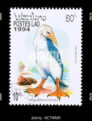 Timbre-poste du Laos représentant un Hesperornis aptère éteintes, grand oiseau aquatique Banque D'Images