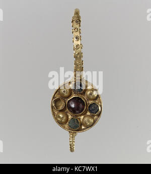 Earring, 6e-7e siècle, fabriqué en Italie, Langobardic ou Byzantine ( ?), or, grenat, incrustations de verre ; restaurations sont possibles Banque D'Images