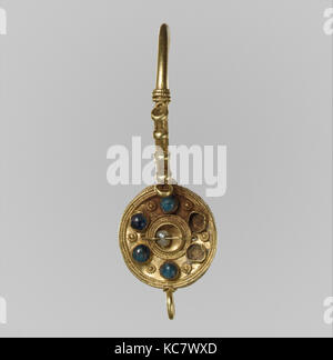 Earring, 6e-7e siècle, Langobardic ou Byzantine ( ?), de l'or, le verre, et les perles., Total : 1 3/4 x 9/16 x 1 in. (4,5 x 1,5 x 2.6c Banque D'Images