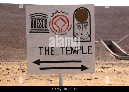 Temple Abou Simbel, Abou simbal, signer avec des flèches indiquant la voie et le monde de l'UNESCO du patrimoine mondial patrimoine-sign Banque D'Images
