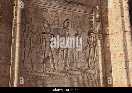 Temple de khnoum, reliefs sur le mur du temple de la ville de la haute Egypte, esna Banque D'Images