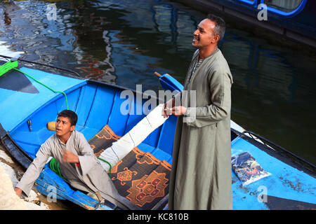 Les vendeurs de souvenirs avec une barque sur le Nil, Haute Egypte, Banque D'Images