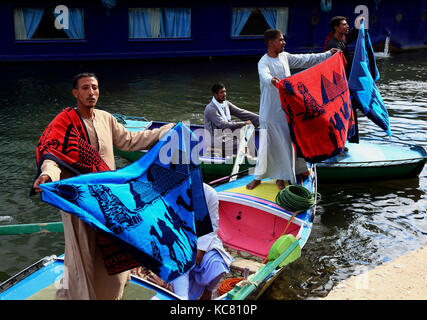 Les vendeurs de souvenirs avec une barque sur le Nil, Haute Egypte, Banque D'Images