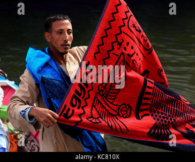 Les vendeurs de souvenirs avec une barque sur le Nil, Haute Egypte, Banque D'Images