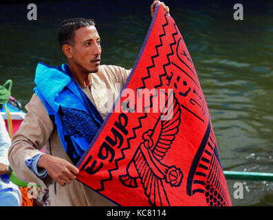 Les vendeurs de souvenirs avec une barque sur le Nil, Haute Egypte, Banque D'Images