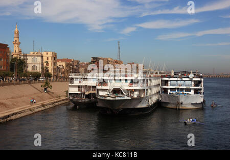 Les bateaux de croisière du Nil dans le port près de l'Esna, Nil, Egypte Banque D'Images