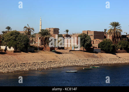 Vue depuis le bateau sur le Nil jusqu'à esna, ville résidentielle Haute Egypte Banque D'Images