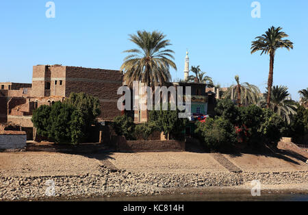 Vue depuis le bateau sur le Nil jusqu'à esna, ville résidentielle Haute Egypte Banque D'Images