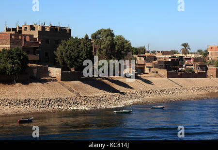 Vue depuis le bateau sur le Nil jusqu'à esna, ville résidentielle Haute Egypte Banque D'Images