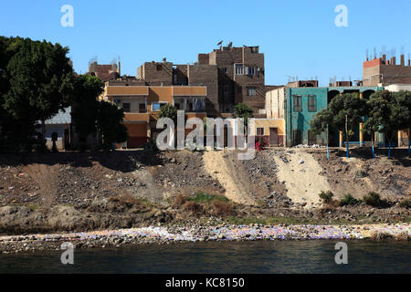 Vue depuis le bateau sur le Nil jusqu'à esna, ville résidentielle Haute Egypte Banque D'Images