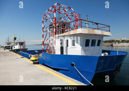 Bateau de pêche nouveaux incomplète est amarré dans le port de Nessebar, Bulgarie Banque D'Images