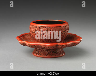 Tea-Bowl avec Phénix, dynastie Ming (1368-1644), période Yongle (1403-24), 1403-1424, Chine, laque rouge sculptée, H. 3 dans Banque D'Images