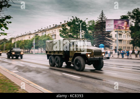 Biélorussie, Minsk. Camion Kraz hors route se déplaçant le long de la rue pendant l'entraînement avant la célébration de la fête nationale - jour de l'indépendance de la Biélorussie. Banque D'Images