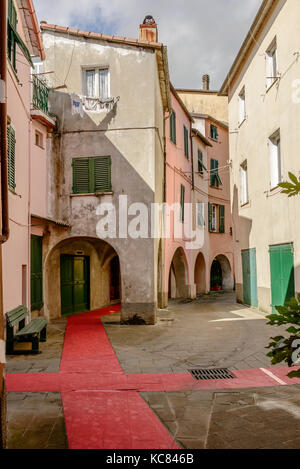 Raccourcissement des vieux maisons pittoresques en courbant lane , tourné en fin d'été lumineux lumière à Varese Ligure, Gênes, ligurie, italie Banque D'Images