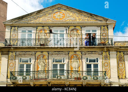Vieux bâtiment à la façade avec le district de trindade couverte de belles tuiles. Lisbonne, Portugal Banque D'Images