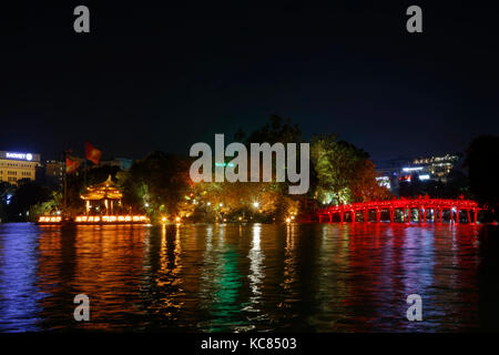 HANOÏ, VIETNAM, 23 octobre 2016 : le pont Huc en bois peint en rouge dans le vieux quartier de Hanoi la nuit.Hanoï est la capitale du Vietnam et du pays Banque D'Images