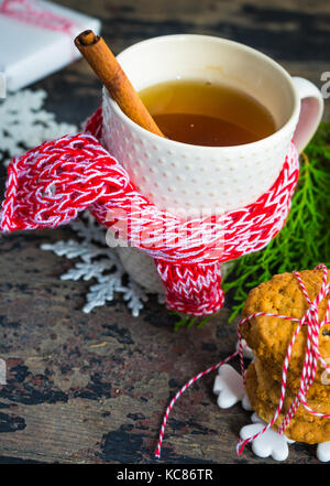 Tasse de thé au citron et à la cannelle et d'épices noël décoration sur table en bois rustique Banque D'Images