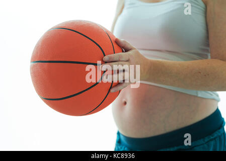 Femme enceinte avec le basket isolé sur fond blanc Banque D'Images