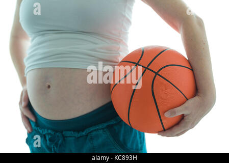 Femme enceinte avec le basket isolé sur fond blanc Banque D'Images