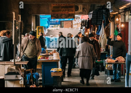 Tbilissi, Géorgie. Les gens marchent sur le marché alimentaire local. Banque D'Images